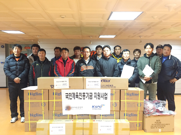 롯데, 부산지역 아마야구 용품 지원